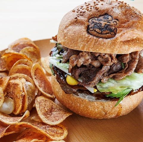 和牛と牛タンで作るパティと無添加の自家製バンズを使用した極上バーガーをご提供◎