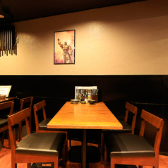 ２名掛けテーブル・４名掛けテーブル・６名掛けテーブルと幅広くご用意しております☆(４名掛けテーブルは５席)