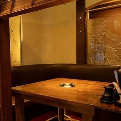 【半個室】半個室の落ち着いた雰囲気の中で、周囲を気にすることなく会話をお楽しみいただけます。お互いの距離が近く、心地よい空間で、素敵なひとときをお過ごしください。