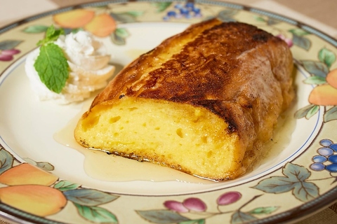 バゲットを卵液に浸して、皮目をじっくり・カリッと焼き上げた当店自慢の一品です。