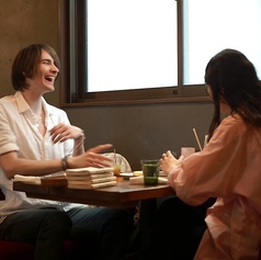 「T2」4人がけの大きな窓の席。自然光が入り、映画のワンシーンのような光景。