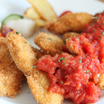 サクサク衣に酸味の効いたトマトソースがぴったりのチキンカツです。