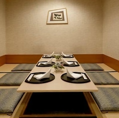 掘りごたつ式和室「初雁」「三芳野」をご用意しております。それぞれ6名様までご利用いただけるお席です。掘りごたつなので、足を伸ばしてゆっくりお寛ぎいただけます。会食や接待におすすめです。また、個室料は3000円(税込)頂戴いたします。※写真は「三芳野」です。