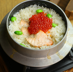 ぜひ食べて頂きたい「鮭といくらの釜飯」の写真