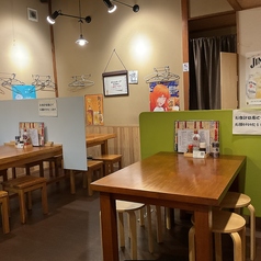 使い勝手の良いテーブル席を完備。外には立ち飲みスペースもあり、お気軽に立ち寄りやすいです♪小型犬ならペットとご一緒にご来店いただけますので、ぜひご利用ください！椅子の数を増やしたり、机同士をくっつけての利用もできます！