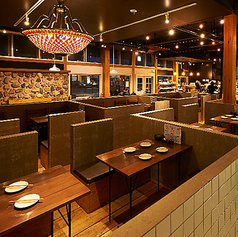 最大50名様を収容可能な広々とした空間を貸切で独占してご利用いただく事もできます。会社の大型宴会から結婚式の二次会、季節のパーティーまで、用途に合わせて柔軟に対応いたします。駅チカの便利な立地と、こだわりの詰まったお洒落な内観が、主役を祝う特別なシーンや大切な集まりを華やかに演出いたします。