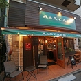 【入口にスロープあり】店内の入り口にはスロープを設置しています。ベビーカーをお使いの方はもちろん、車椅子をご利用の方も、段差を気にせずスムーズにご入店いただける設計です。入り口で手間取ることなく、そのままお席まで安心してお進みいただけます