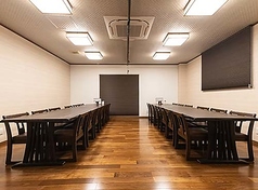 【団体様でも歓迎】最大25名様まで収容可能な広々とした空間は、団体様でのご利用にも最適です。プロジェクター等を利用したお集まりやイベントの打ち上げなど、様々な用途に対応可能。皆様でワイワイと楽しい時間をお過ごしください。