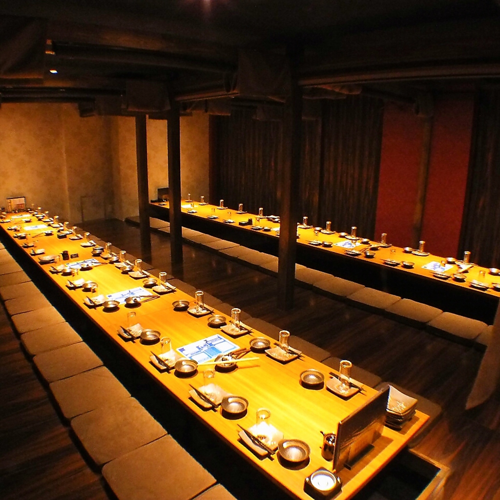 シンプルモダンなおしゃれな空間でゆったり合コンなどはいかが？デートにも使えて◎　