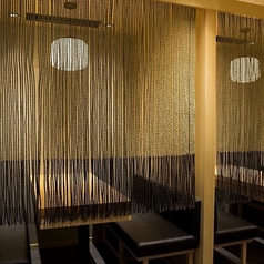 のれんで仕切られたボックス席