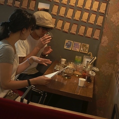 「T3」2人がけのソファ席。足を伸ばしてくつろげます。お一人さまに特におすすめ。