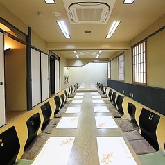 10名様からフロア貸切をご案内。最大人数30名様までご利用いただいても、余裕をもってお使いいただける広々とした空間です。移動がしやすく他の参加者との交流がしやすいのもお座敷席の醍醐味。いつも以上に宴会が盛り上がること間違いなしです。岡山田町周辺で宴会するならぜひ『食楽日和 ほのか』へ！