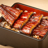 おいしいうなぎをもっと身近に…うな泰では出来立ての本格うな丼のほか、ボリューム満点のうな重・ひつまぶしも驚きのコストパフォーマンスでお楽しみいただけます！【和食/うなぎ/ひつまぶし/うな丼/うな重/ランチ/ディナー/お持ち帰り/テイクアウト/カウンター/おひとり様/ご家族連れ/ちょい飲み/サク飲み/駅チカ/錦/栄】