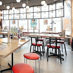 仕事帰りにふらっと立ち寄れる気軽さが魅力の大衆酒場です。炭火でじっくり焼き上げた香ばしい串焼きとよく冷えたドリンクで一日の疲れを癒せます。広すぎず落ち着いた店内は、同僚とのちょい飲みはもちろん、友達との飲み会にもぴったり。気取らず楽しめる温かい雰囲気で、ついつい長居してしまう心地よさをご提供します。