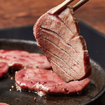 厚切りでジューシーな牛タンを贅沢に焼き上げて。絶妙な歯ごたえと溢れる旨みが、お酒も進みます。