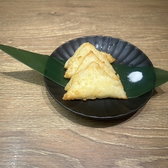 3種チーズと魚のすり身の三角揚げ