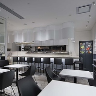 スタイリッシュな空間でお食事をお楽しみください。