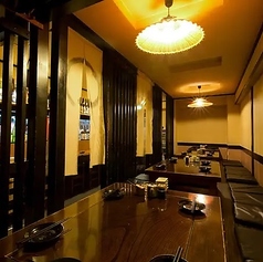 テーブル席は4名様×3席ございます。女子会や友人飲み、会社飲みなど様々なシーンでご利用いただけます。深夜1時まで営業しておりますので、ご利用お待ちしております。