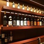 希少価値の高いワインやウイスキー、全国から選りすぐった焼酎や日本酒と合わせて召し上がれ。