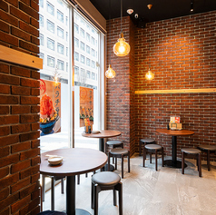 暖簾で仕切られたテーブルの半個室席もご用意いたしております。