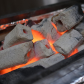 備長炭で焼かれる焼き鳥は、炭火の香ばしい香りが食材の旨味を引き立て極上の逸品に仕上がります。炭火焼きで味わう焼き鳥の魅力をぜひ一度お楽しみくださいませ。