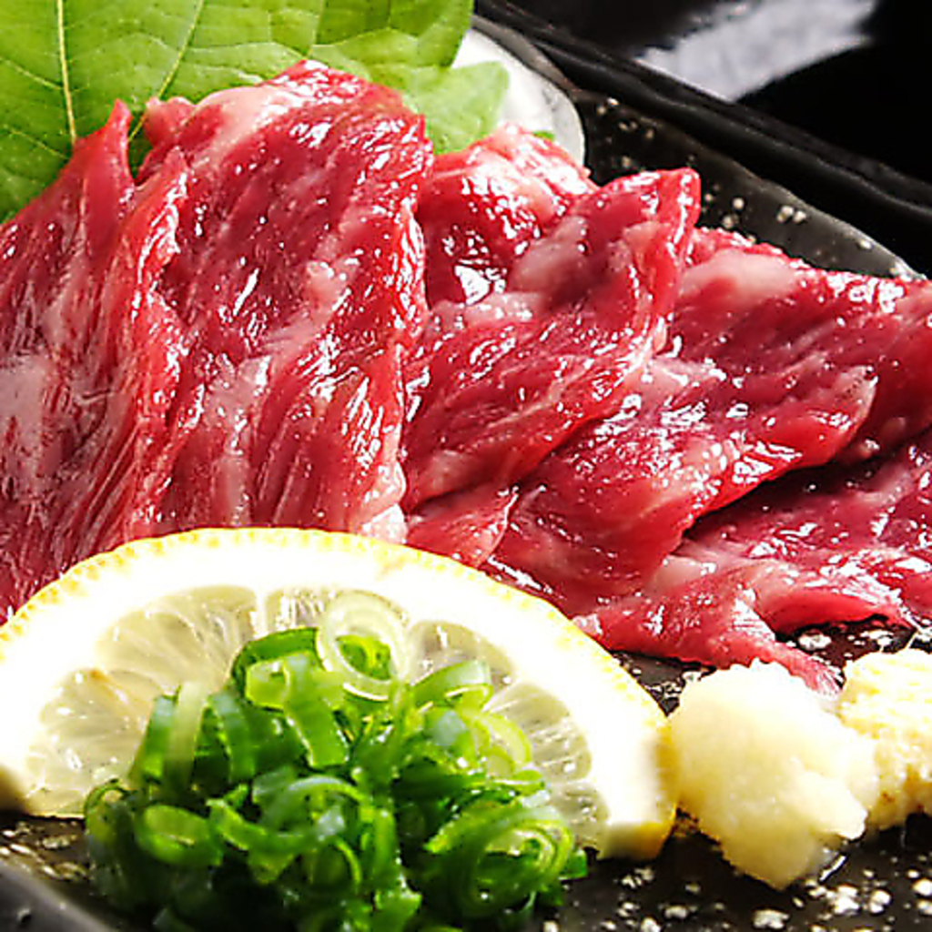 鮮度抜群の馬刺しは、口の中でとろける甘みが自慢。薬味と特製醤油で、素材本来の深い味を愉しんで♪