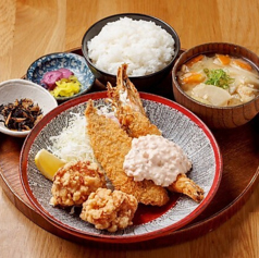 【よくばり満足！】贅沢な「ミックスフライ定食」の写真