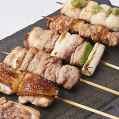 秋田から毎日届く新鮮な比内地鶏を店内で捌き、一本一本丁寧に串打ちした焼鳥！の写真