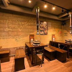 ご友人や女子会などちょっとした集まりにも最適なテーブル席のご用意しております。