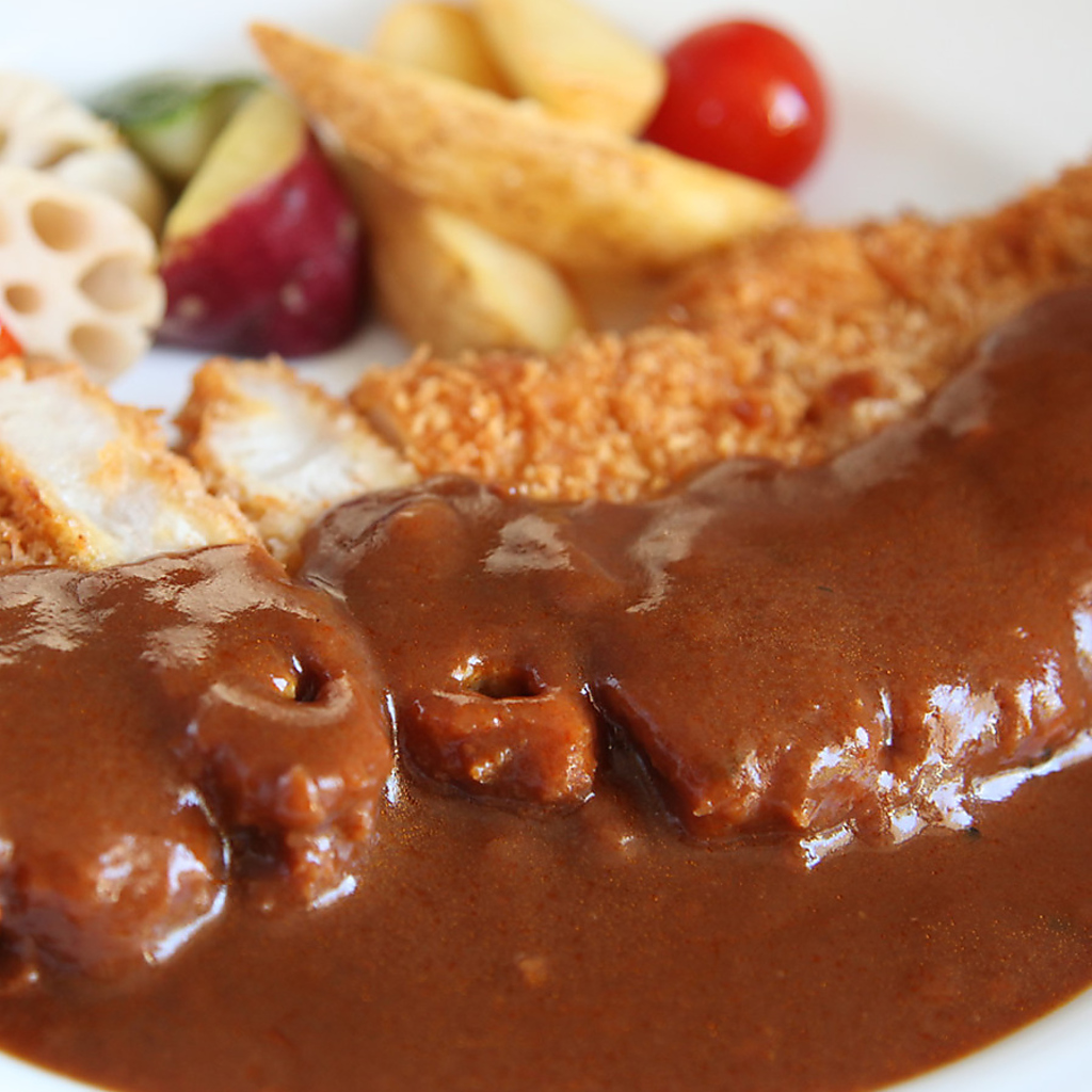 サクサク衣に濃厚なデミグラスソースがたっぷりかかったポークカツです。