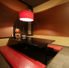 掘りごたつ付きやソファ席を備えた完全個室。落ち着いた和モダンのテイストで、家族利用やデートなどプライベートな時間をゆったりとお過ごしいただけます。イタリアン酒場 コジコジ 十文字本店