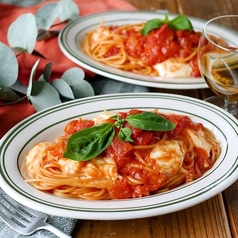 モッツァレラが絡むベーコンのトマトパスタ