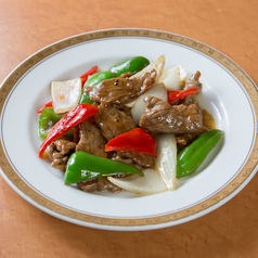 牛肉の黒胡椒入り炒め/牛肉とピーマンの細切炒め