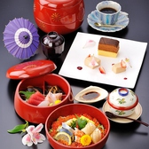 【ランチ】「海鮮手毬重」新鮮な魚介を華やかちらし寿司に…◎一の重(焼八寸)・二の重(海鮮ちらし)・茶碗蒸し・汁・デザート・コーヒー※写真とイメージが異なる場合がございます。
