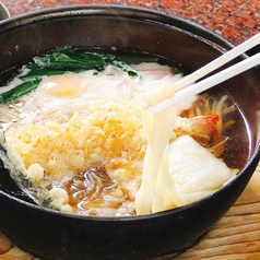 【名物1】錦鍋焼うどん！海老天、焼きモチなど具材たっぷりで食べごたえ◎の写真