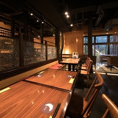 【店舗貸切:最大98名様まで】大人数で宴会!お気軽にお問い合わせください。最大98名様までの貸切宴会に対応! 店内は、ゆったりくつろげるソファー席をはじめ、秘密基地のようなロフトの上下段お座敷、さらに中段の半個室など、遊び心満載の多彩なシートをご用意しています。