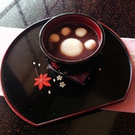 明石寺のキャラクターお遍路犬千太の手を模した肉球ぜんざい♪ 税込600円（冷やしぜんざいは700円）