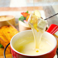 料理メニュー写真&nbsp;5種チーズのフォンデュソースに生はちみつを加えて、甘じょっぱさ染みわたる♪