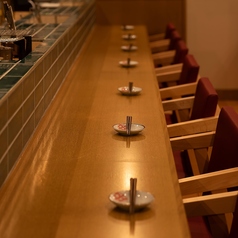 まるで隠れ家のような雰囲気。友人同士での語らいや、恋人との特別な夜にふさわしい、上質なひとときを演出します。天神での普段使い・仕事帰りの一杯におすすめです。