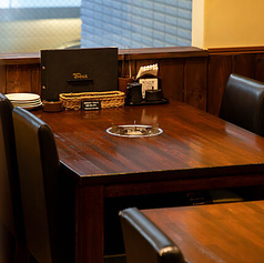 【テーブル席】2名様からご利用可能です。お仕事帰りのカップルのデートや会社仲間とのお食事にもぴったり◎リラックスした雰囲気の中で、楽しい会話をお楽しみいただけます。