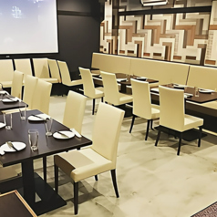 最大30名収容、120インチプロジェクターを完備した貸切仕様のパーティールーム。歓送迎会・誕生会・歓喜の瞬間演出など大人数のイベントにも対応可能なスペシャル空間です。