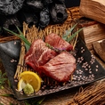 本場仙台仕込みの牛たんを厚切りでご提供。炭火で一気に焼き上げることで外は香ばしく、中はジューシーな食感に仕上げています。噛むほどに広がる旨みと程よい塩加減が絶妙で、素材の良さを存分に堪能できる一品。お酒との相性も抜群で、まずは味わっていただきたい看板メニューです。