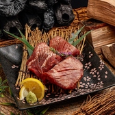 本場仙台仕込みの牛たんを厚切りでご提供。炭火で一気に焼き上げることで外は香ばしく、中はジューシーな食感に仕上げています。噛むほどに広がる旨みと程よい塩加減が絶妙で、素材の良さを存分に堪能できる一品。お酒との相性も抜群で、まずは味わっていただきたい看板メニューです。