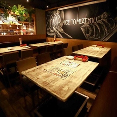 【スペース貸切】会話を楽しむ宴会に◎黒板風の壁にチョークアートを施した店内奥のスペースは、40名様まで（少し詰めていただければ最大45名様まで）のOK！貸切でご利用いただきますので、プライベート感抜群です。お席は片側ソファシートなのでゆったり。さらに高画質プロジェクター＆大型スクリーンを完備。