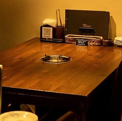 【テーブル席】2名様~4名様でご利用いただけます。たくさん注文しても気にならない広々としたテーブルは、会社の同僚やご家族と囲んで賑やかなお食事を楽しむことができます◎