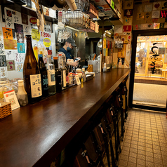 目の前で繰り広げられる調理のライブ感を味わえるカウンター席は、立ち飲みですがお一人様でも気軽に立ち寄れる特等席です。旬の食材が美しく変化する様を眺めながら、出来立ての料理を五感で堪能する贅沢な時間をお過ごしください。会話に花を咲かせたい夜には、気さくなスタッフとの語らいも魅力の一つ。