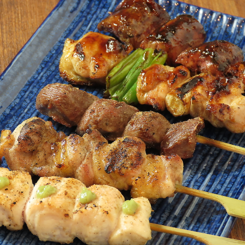 備長炭でじっくりジューシーに焼き上げる串は10種類以上。