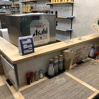 【落ち着ける店内】カウンターで料理を味わう