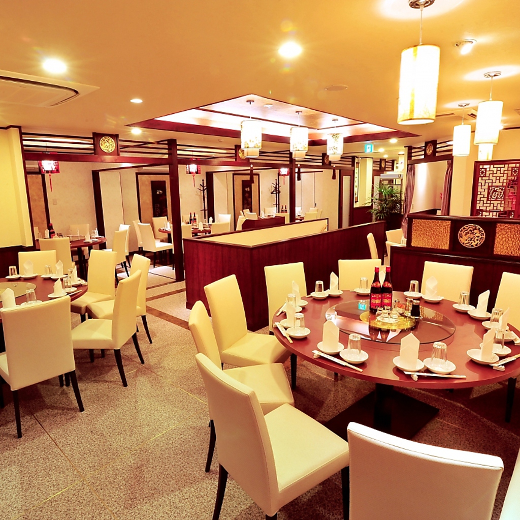 広々とした清潔感ある落ちつた雰囲気の店内♪