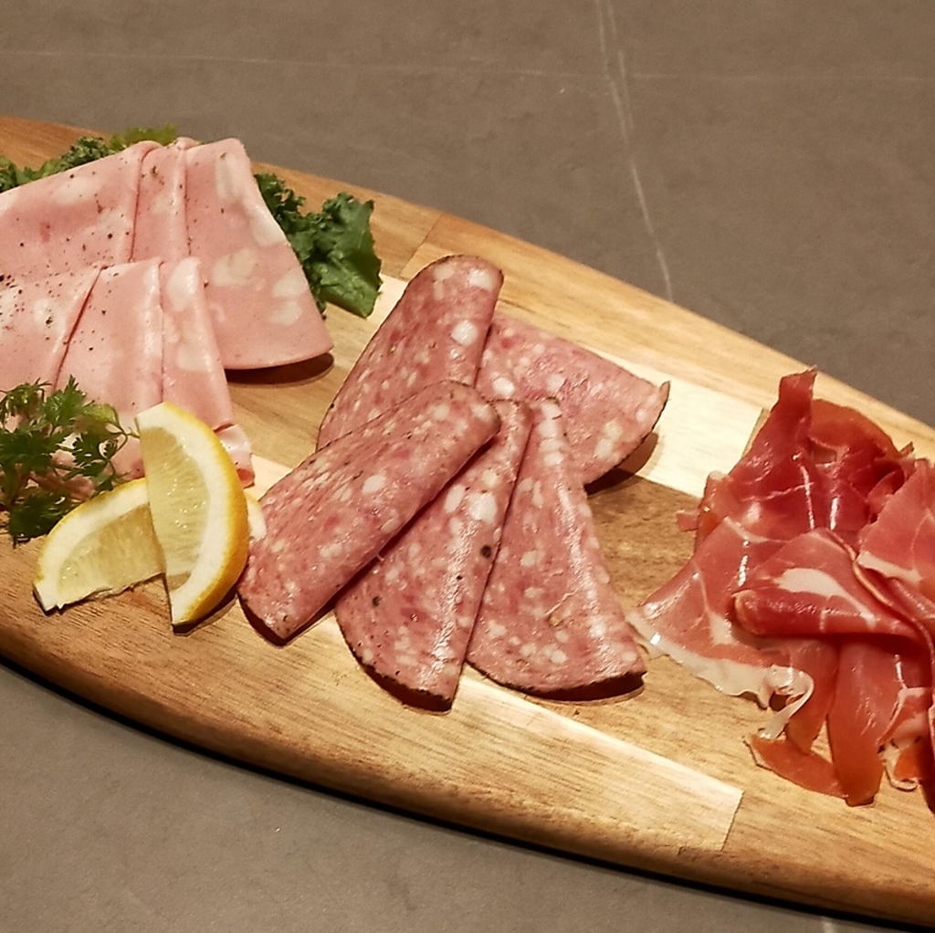 サラミと生ハム3種盛合わせ